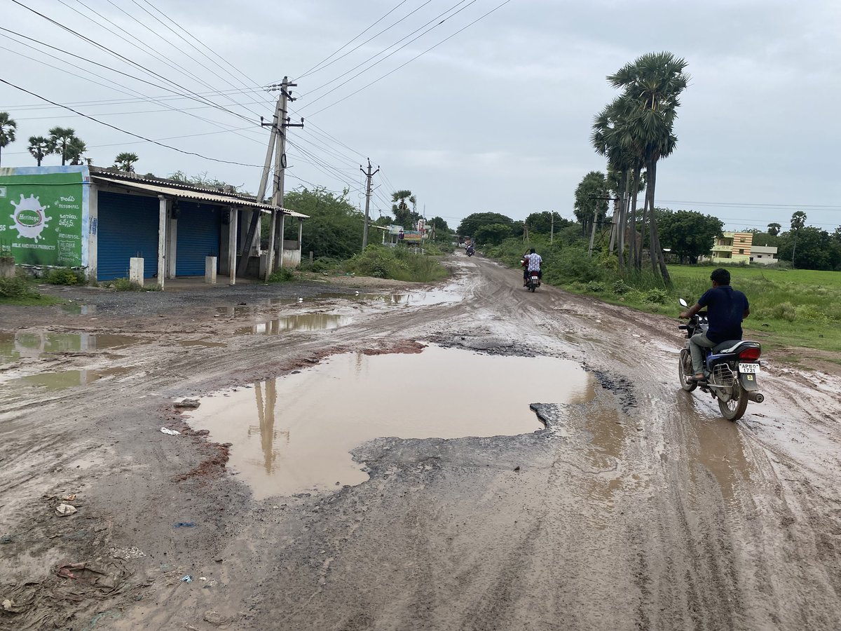 PlvpChowda's tweet image. Dear @naralokesh garu, I am a belonging of Kondapi constituency, Prakasam district, and I would like to bring to your kind attention the critical condition of the main road from #Kondapi to #Anakarlapudi lane towards Ongole.This road is being used by large number of people daily