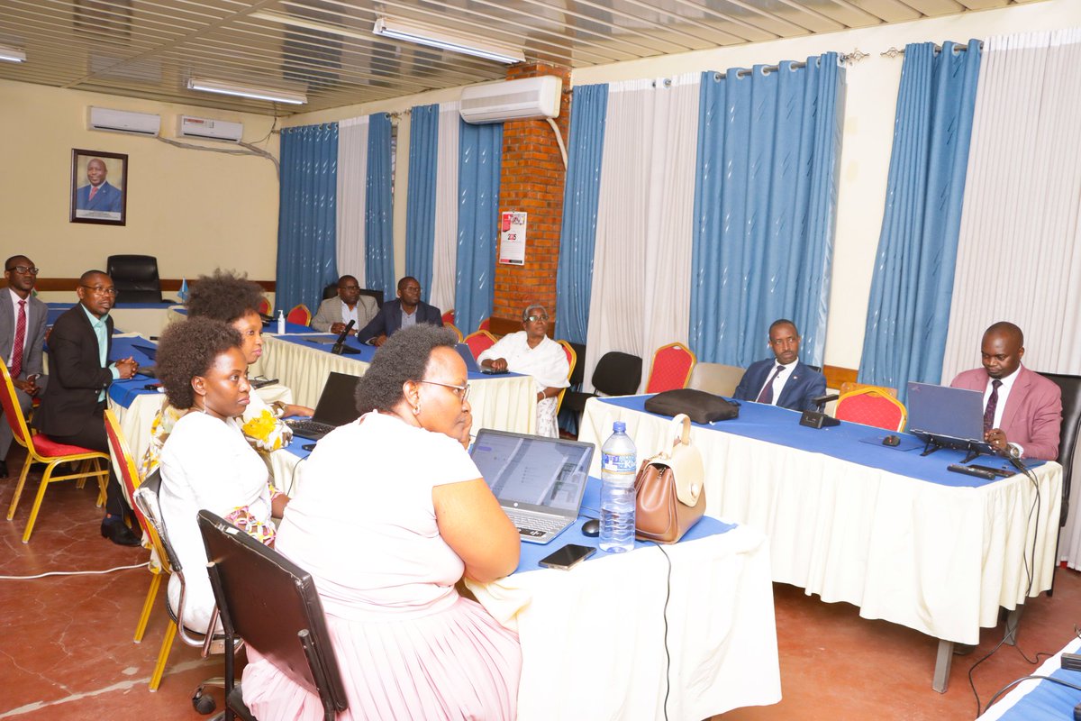 Ministère de la Santé Publique Burundi(MSPLS) (@mspls_bdi) on Twitter photo Sous le Lead du #Ministre du <a href="/msp_burundi/">Ministère de la Santé Publique Burundi(MSP)</a> Dr <a href="/Lydwinebara/">BARADAHANA Lydwine</a>, les hauts cadres du <a href="/msp_burundi/">Ministère de la Santé Publique Burundi(MSP)</a> échangent autour d'un #nouveau #décret qui régira le dit Ministère en vue de se conformer à la Nouvelle structure #gouvernementale. Sous le Lead du #Ministre du <a href="/msp_burundi/">Ministère de la Santé Publique Burundi(MSP)</a> Dr <a href="/Lydwinebara/">BARADAHANA Lydwine</a>, les hauts cadres du <a href="/msp_burundi/">Ministère de la Santé Publique Burundi(MSP)</a> échangent autour d'un #nouveau #décret qui régira le dit Ministère en vue de se conformer à la Nouvelle structure #gouvernementale.