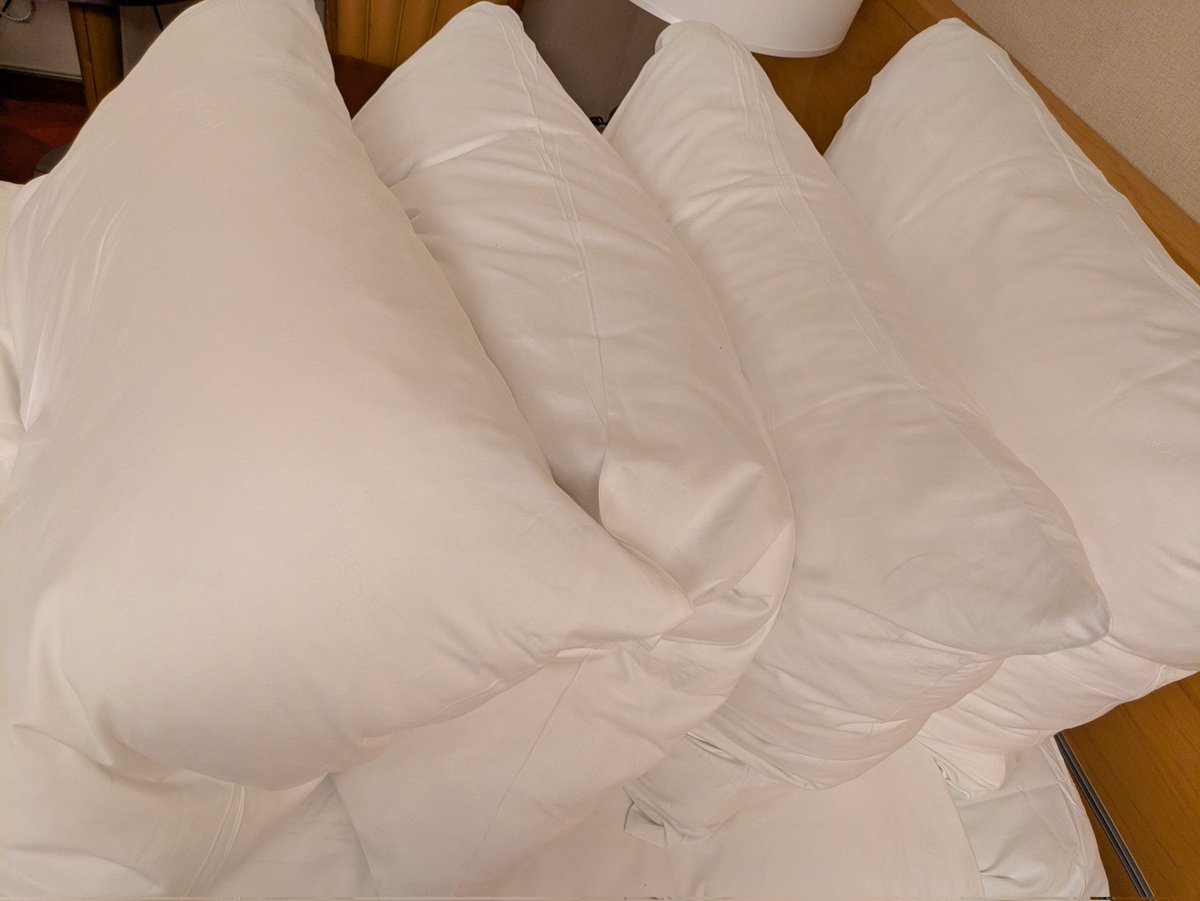 ホテルの部屋の枕が日に日に増えていくんやけどどういうこと？昨日帰ったらついに4つになってた