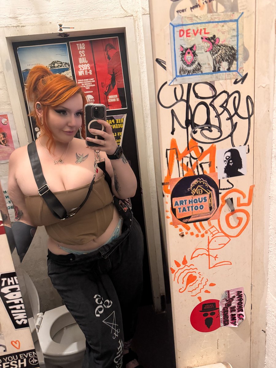 RT if you'd meet me for a quickie in the bathroom?