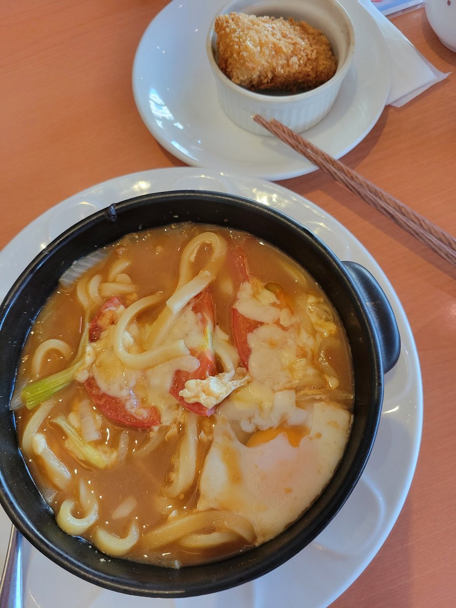 laX2p9kEBxioct5's tweet image. 結局、ケンタッキーのランチ食べて
運動したらぁ～お腹が減り～🤣
わんぱくなので～🤣デニーズで
ランチ食べましたぁ
トマト🍅とチーズの味噌煮込みうどん食べたわぁ～今からプール行く
#デニーズランチ
#トマトとチーズの味噌煮込みうどん