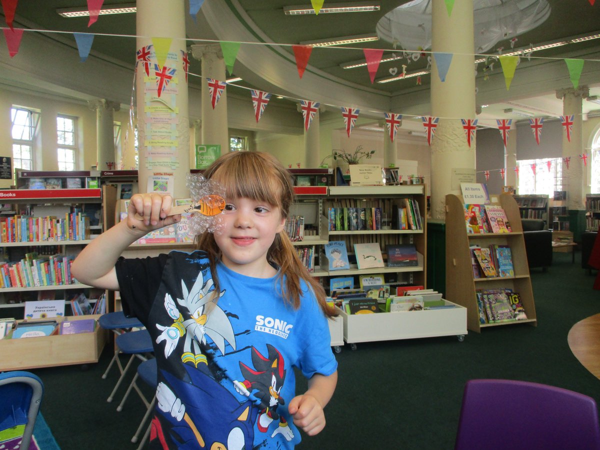 LancsLibraries's tweet image. The children at #RawtenstallLibrary recently enjoyed an afternoon of stories, songs and crafts with George Kirk, author of Bessie&apos;s Bees