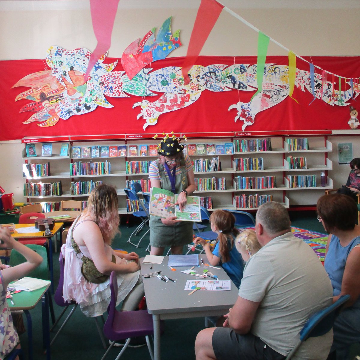LancsLibraries's tweet image. The children at #RawtenstallLibrary recently enjoyed an afternoon of stories, songs and crafts with George Kirk, author of Bessie&apos;s Bees
