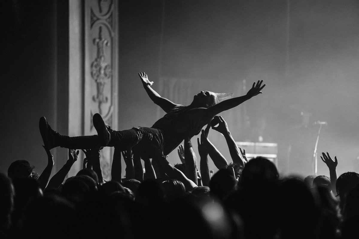 thiswildbemis's tweet photo. Some black &amp; white moments tonight in Seattle with @dayseeker 📸🔥 https://t.co/elcBMnZPpv