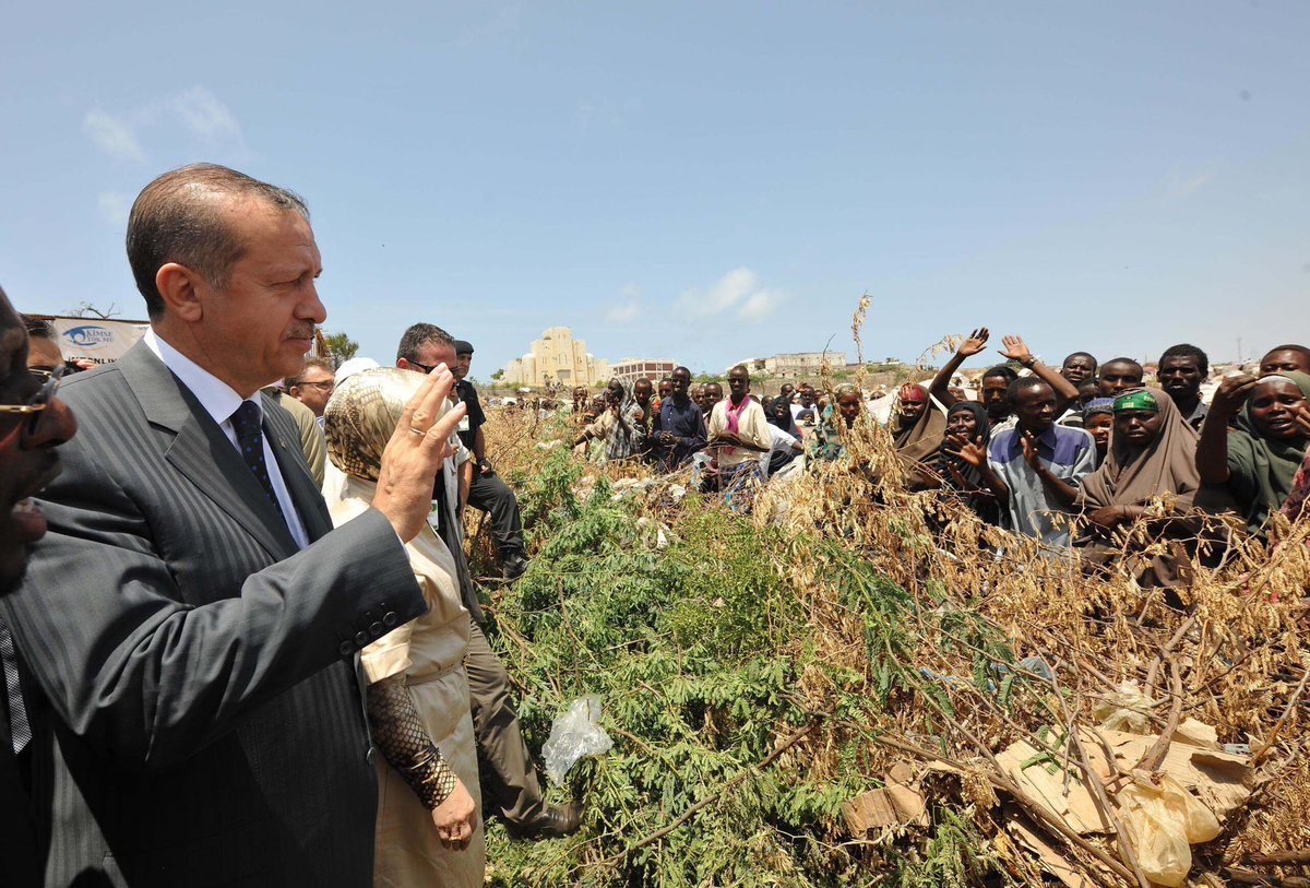 Today marks the anniversary of Turkish President Recep Tayyip Erdoğan’s historic visit to Somalia in 2011. 🇹🇷🇸🇴 

At the time serving as Prime Minister, Recep Tayyip Erdoğan made a historic trip to drought-stricken Somalia together with members of his family — the only official
