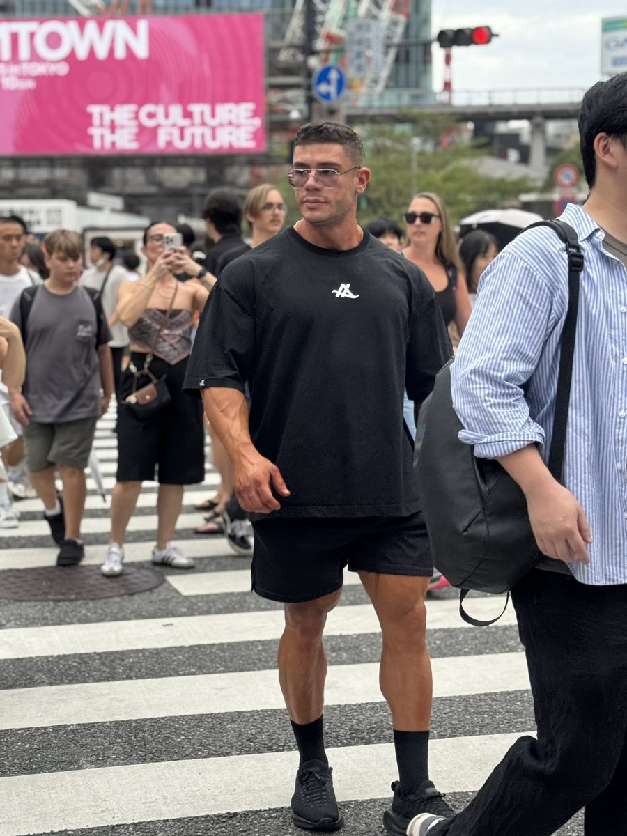 coco_by_amed's tweet photo. TOKYO PRO 2025 🗼OFF SHOT Day.1
Classic Physique にて見事に２位を納めたMurat選手！！
今回は奥様との来日で、大会翌日は渋谷〜原宿エリアの観光！

Murat選手の着用&amp;サイン入りチームウェアのプレゼント企画を実施中！ @Beligas_japan を御覧ください🙌公式LINE
https://t.co/pkmg5mqpUB https://t.co/ONl5UrUElg