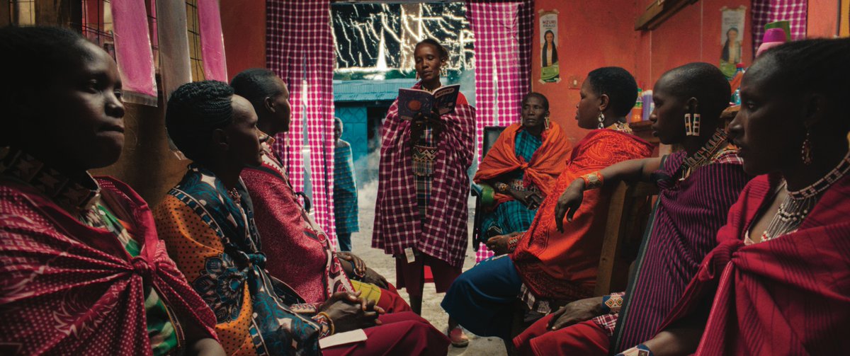Aspettando la #BiennaleCinema2025 | #BiennaleCollegeCinema
In #1Woman1Bra, opera prima di #VinchoNchogu, gli abitanti del villaggio di Sayit si apprestano a ricevere i loro titoli di proprietà in base ai legami di parentela. In quanto nubile e dalle origini sconosciute, la