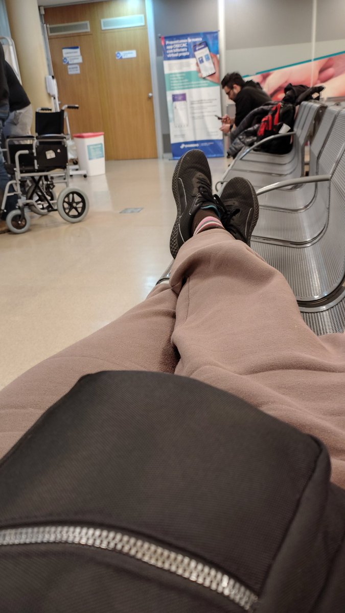 VanDionx3's tweet photo. Seguimos esperando el traslado la orden fue solicitada a las 18:00 hs siendo las 3:23 AM seguimos acá mi papá con una embolia pulmonar derecha en una camilla de un consultorio sin monitoreo solo la buena onda de las enfermeras.#ocecac hace 50 años mi papá aporta gracias lpqtp https://t.co/6Z0umxEwrF