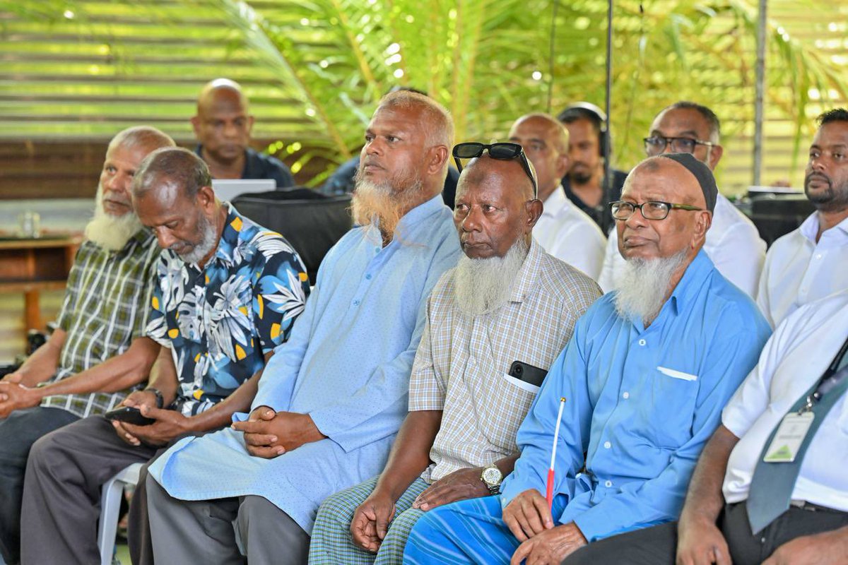 The President's Office (@presidencymv) on Twitter photo Engaging with the people of Himandhoo, President Dr <a href="/MMuizzu/">Dr Mohamed Muizzu</a> outlines projects aimed at strengthening infrastructure and improving quality of life, reaffirming his Administration’s pledge to deliver results.
#RayyithunGaathah #AlifuAlifuVisit Engaging with the people of Himandhoo, President Dr <a href="/MMuizzu/">Dr Mohamed Muizzu</a> outlines projects aimed at strengthening infrastructure and improving quality of life, reaffirming his Administration’s pledge to deliver results.
#RayyithunGaathah #AlifuAlifuVisit
