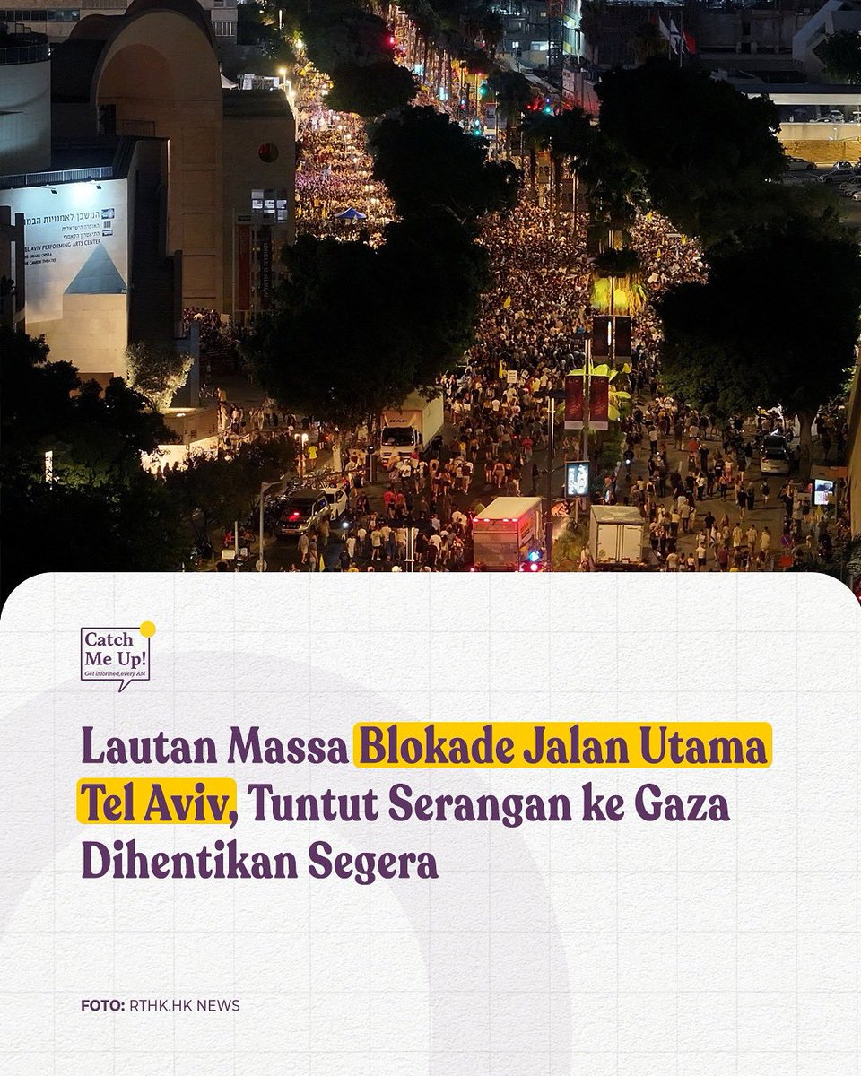 catchmeupco's tweet photo. Protes besar-besaran menuntut diakhirinya serangan ke Gaza kembali terjadi di Tel Aviv, Israel pada Minggu (17/8/2025). Lautan massa memblokir jalan utama menuju Yerussalem, bahkan membakar ban sebagai bentuk aksi mogok nasional terhadap pemerintah sendiri. Inisiator demo menyebut setidaknya ada 500 ribu orang turun ke jalanan. 

Warga Israel marah karena pemerintah Israel enggak juga mencapai kesepakatan terkait para sandera. Para pendemo berkumpul di tempat bernama "Lapangan Sandera" dan membentangkan potret para tawanan yang tersisa.

Menurut pejabat Israel, saat ini masih ada 50 sandera Israel yang masih ada di Gaza. Tapi, cuma 20 orang di antaranya yang diyakini masih hidup.