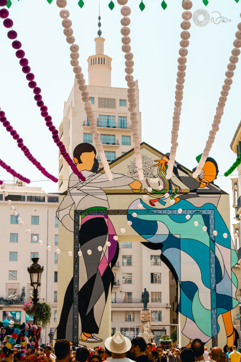 Buenos días # Málaga 
Me costo esta foto, quería reflejas la feria en calle Larios donde todos pasean y disfrutan, pero sin que salieran los toldos publicitarios.
Gracias al tipo del sombrero que nos dirige la mirada.
#FeriaMLG #PhotographyDay #Photography📷