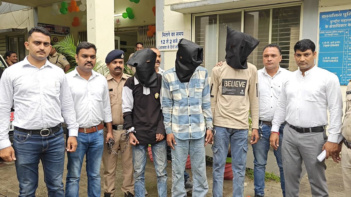 dcpzone4indore's tweet photo. 👉🏻 डीसीपी जोन–4 डॉ. ऋषिकेश मीना के निर्देशन में  चंद दिनों में किया अंधे कत्ल का पर्दाफाश ।
👉🏻घटना स्थल से जप्त चप्पल बनी आरोपियो की पहचान का आधार
👉🏻10 KM की दूरी में लगभग 700-800 सीसीटीवी फुटेज चेक कर गठित तीन पुलिस टीमों ने लूट कर हत्या करने वाले 03 आरोपियों को किया गिरफ़्तार ! https://t.co/Tj9Gqj6FFZ