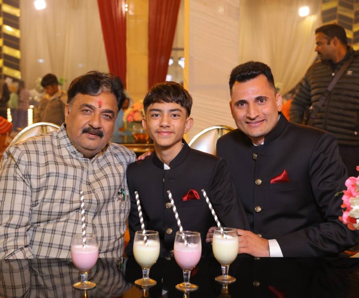 NeerajBuradehar's tweet photo. मुझे हमेशा अपने छोटे भाई की तरह स्नेह एवं प्यार देने वाले हरियाणा विधानसभा के डिप्टी स्पीकर बड़े भाई साहब डॉक्टर कृष्ण लाल मिड्ढा जी को जन्मदिन की बहुत बहुत बधाई एवं शुभकामनाएं..माता रानी सदैव डॉक्टर साहब को खुश स्वस्थ एवं चढ़ती कलां में रखे..!!🎂❤️🙏 https://t.co/rVfdNTuGxS