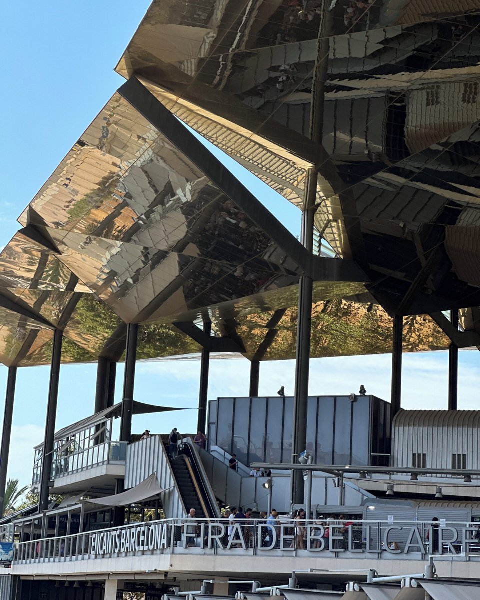 🎉El 19 d’agost celebrem el Dia Mundial de la Fotografia.

 Als Encants Barcelona pots fer 📸fotografies espectaculars dins del mercat: els miralls, les llums, les textures, i les vistes  són el fons perfecte per capturar moments únics.

@mercatsbcn