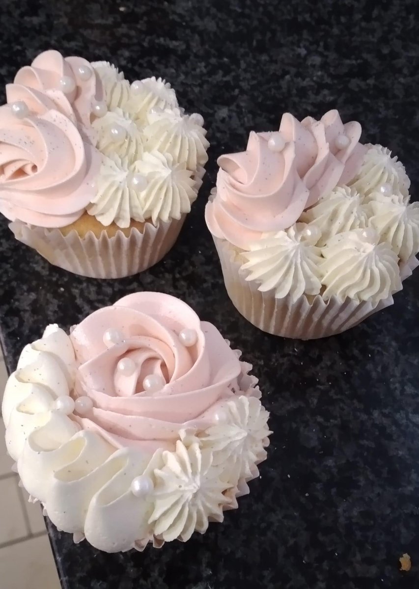 boghoman's tweet photo. Stop crying, sis. Cupcakes fix what men can’t. 0715416809 @micabakeryzw @The_Eaterz https://t.co/idedgiRxlN