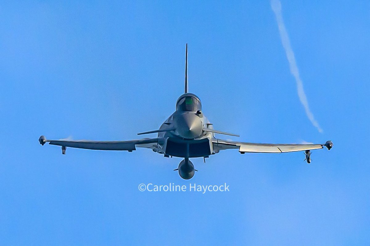 Awesome weekend down at <a href="/SouthendAirport/">London Southend Airport</a> supporting <a href="/EB_Airshow/">Eastbourne Airshow</a>.

Limited chance to take in the views but a massive crowd from what I could see! Hope you enjoyed the show - thank you for coming down &amp; sharing some epic pictures.

<a href="/RAFTyphoonTeam/">RAF Typhoon Display Team</a>  #reheat  🔥 🔥