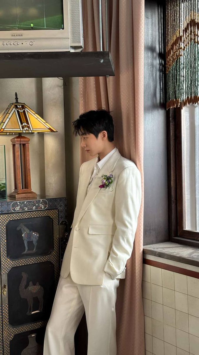 Hyuingwoni's tweet photo. I’m not a groom who’s waiting for his bride by the way. https://t.co/opOUSKbLAz