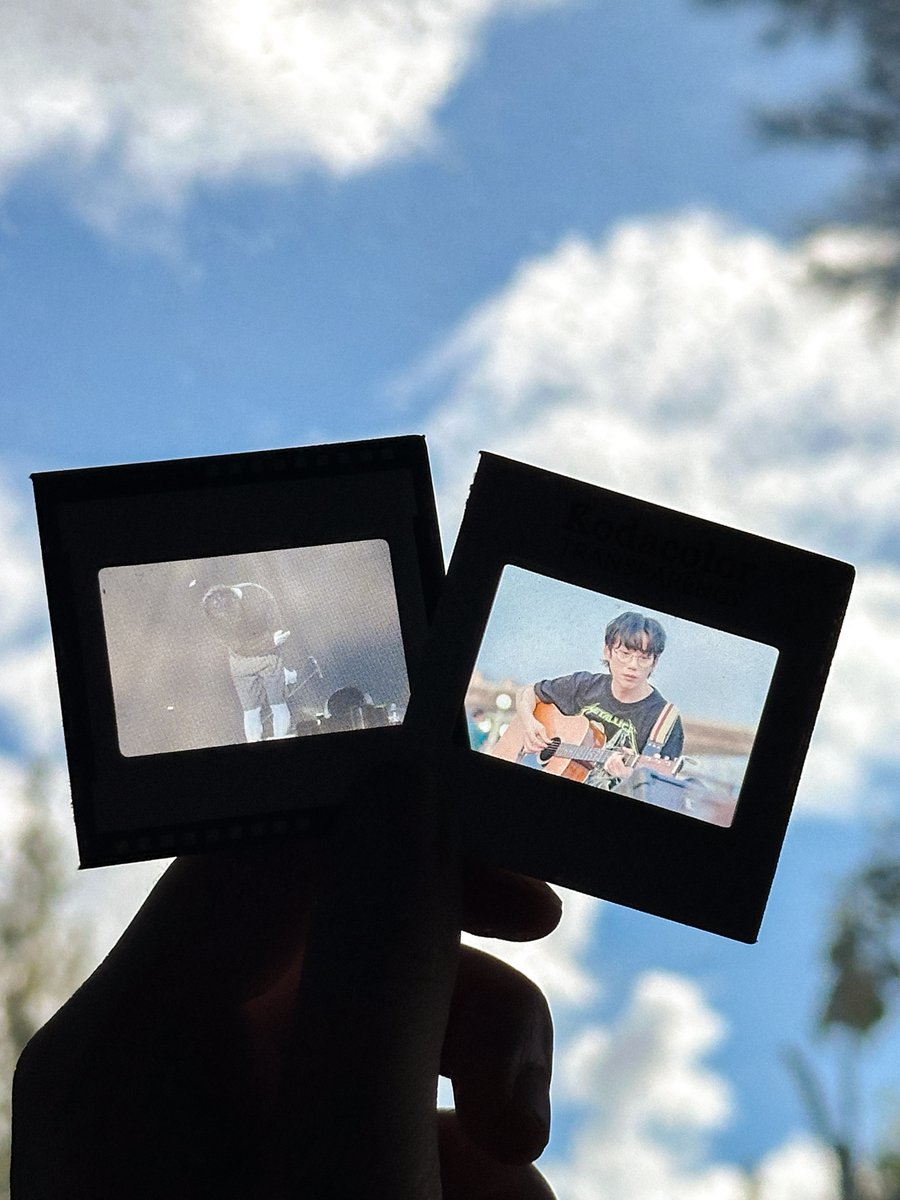 포토몬 필름마운트 키링 등장!! 📸
#rt 추첨 두 분께 포토몬(<a href="/Photomon_tweet/">포토몬 X 포토몬 비즈프린트</a>)에서 제작한 필름마운트 키링을 보내드립니다 :>
-
이번 여름 콘서트를 추억하며 필름마운트 키링을 제작했어요♡

지난 생카 때 땀 뻘뻘 흘리며 수작업하던 게 생각나서 눈물 쭐쭐 났지만,,, 포토몬에서 주문하면 풀세트로