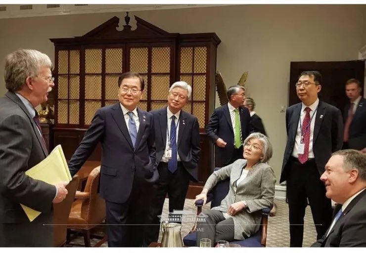 ilola512086's tweet photo. 난 이 분 등판하실 때마다 생각나는 사진이 두 개 있어
일대사 뒤통수 후려치기 1초전 사진이랑
어 그래 해봐 하는 사진
다시 해���시다!!!!!!! https://t.co/7f0IKUT8Fq