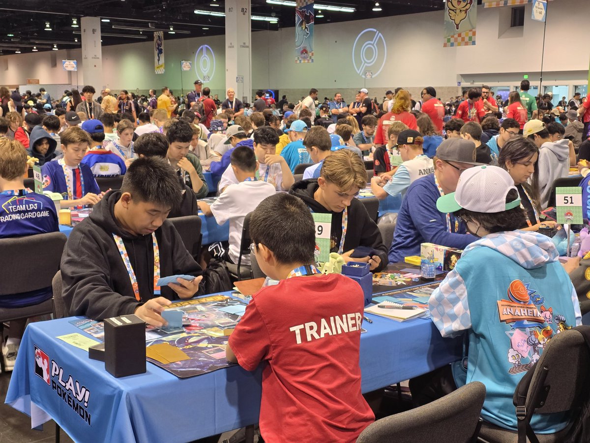 Played Duskpult and finished 39th this time. I wouldn't say senior is harder than junior, but I obviously still got a lot to work on, to improve.
The closing ceremony was amazing this time. I'm so happy to meet my pokepals from all over the world.