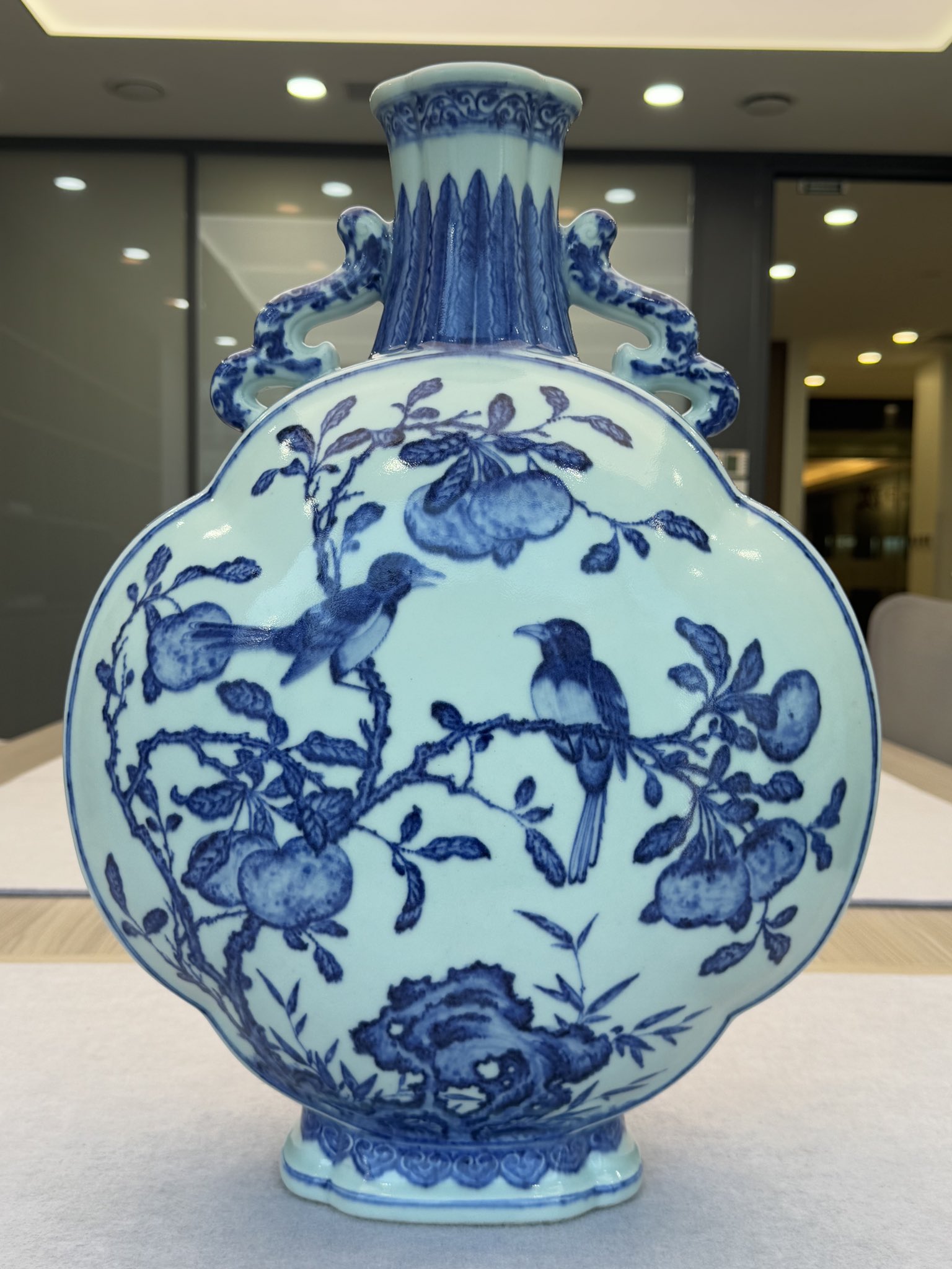 中国　大清雍正年製款　青花　唐草龍花文　遊環双耳瓶　V　R7172B 中国 大清雍正年製款 青花 唐草龍花文 遊環双耳瓶 V R7172B 陶芸