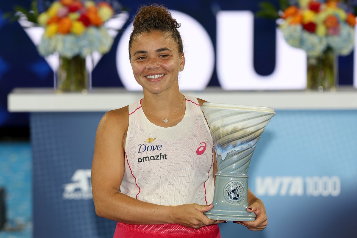 ORGOGLIOSI DI TE 🫶

🗣️ “Sono state due settimane straordinarie, dopo un periodo difficile per me".

Il titolo del #CincinnatiOpen va a Swiatek… ma che finale ha giocato Paolini!

Jasmine sale numero 8 al mondo e sarà una testa di serie alta a New York.

“Auguriamo tutti a