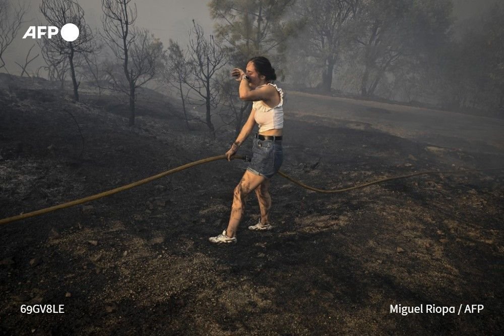 GuillermoRocaf1's tweet photo. Defiende su Vida y su Tierra, defiende a su Padre, defiende a su Hijo, defiende a su Esposo, defiende a sus Vecinos, defiende a su Galicia y su Patria, defiende a todos los Españoles contra los INCENDIOS.
En primera línea de FUEGO.
Estamos ante la JUANA DE ARCO gallega de estos días.
Las FOTOS del HONOR 💪👇 ante el abandono y desaparición de las autoridades 🧐