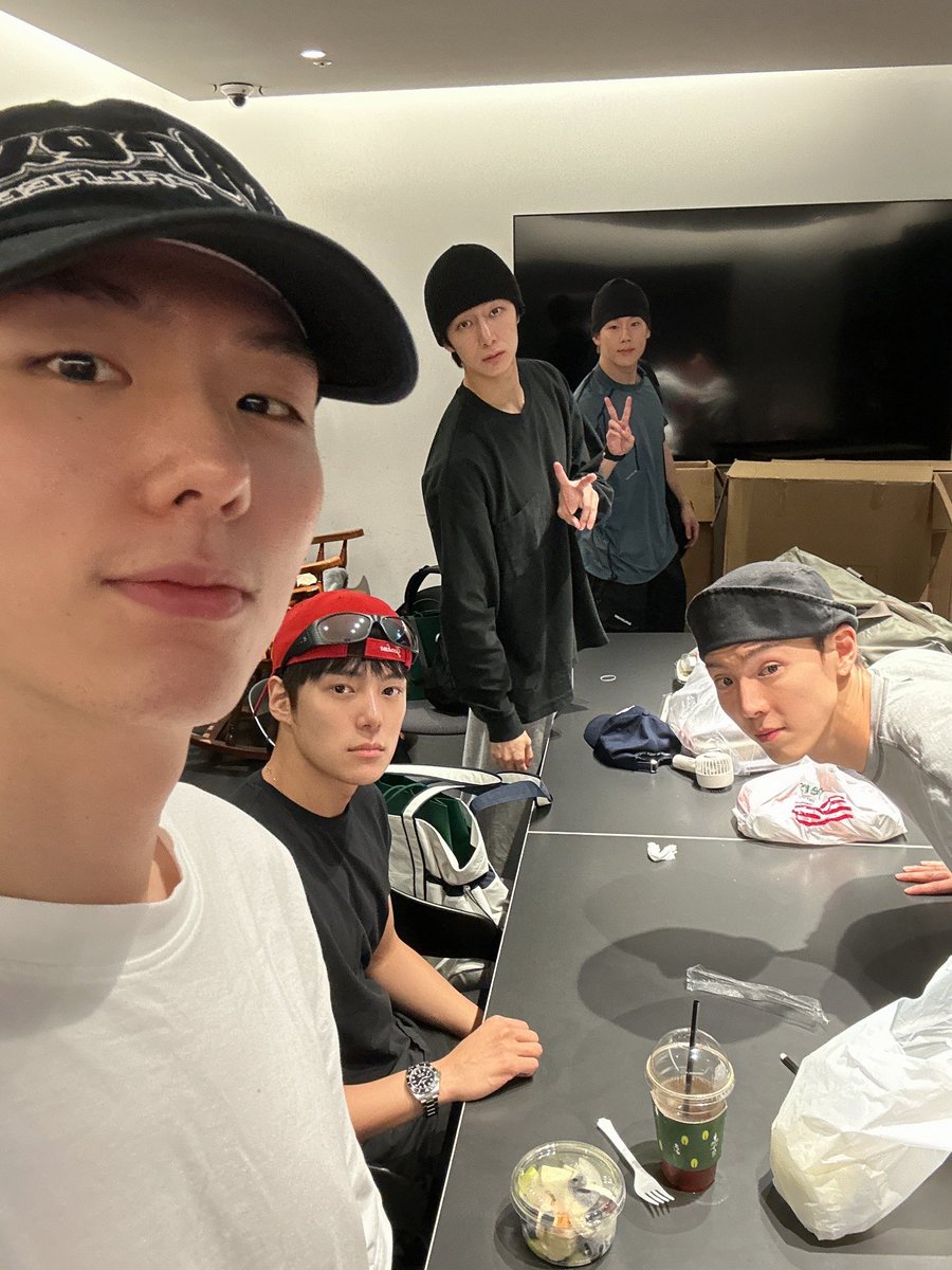 MONSTAXBASE's tweet photo. Kihyun on Bubble (with MONSTA X) https://t.co/qJRVMvDH9c