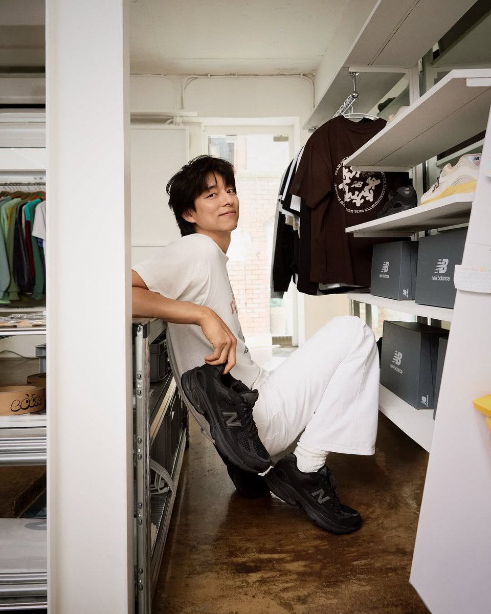 gongyoothailand's tweet photo. 250819 [nonlabel.mag ig]

'ลุค My Boyfriend' ของกงยูยังคงทรงพลังแม้ในปี 2025...☆★

New Balance ได้เปิดตัวแคมเปญร่วมกับนักแสดง #กงยู แคมเปญนี้จัดทำขึ้นเพื่อฉลองการเปิดตัวรองเท้ารุ่น 'ABZORB 2010' ซึ่งเป็นรองเท้าวิ่งสไตล์คลาสสิกสุดพรีเมียม

#뉴발란스 #newbalance  #GongYoo #공유 https://t.co/3gUVZx1T6s