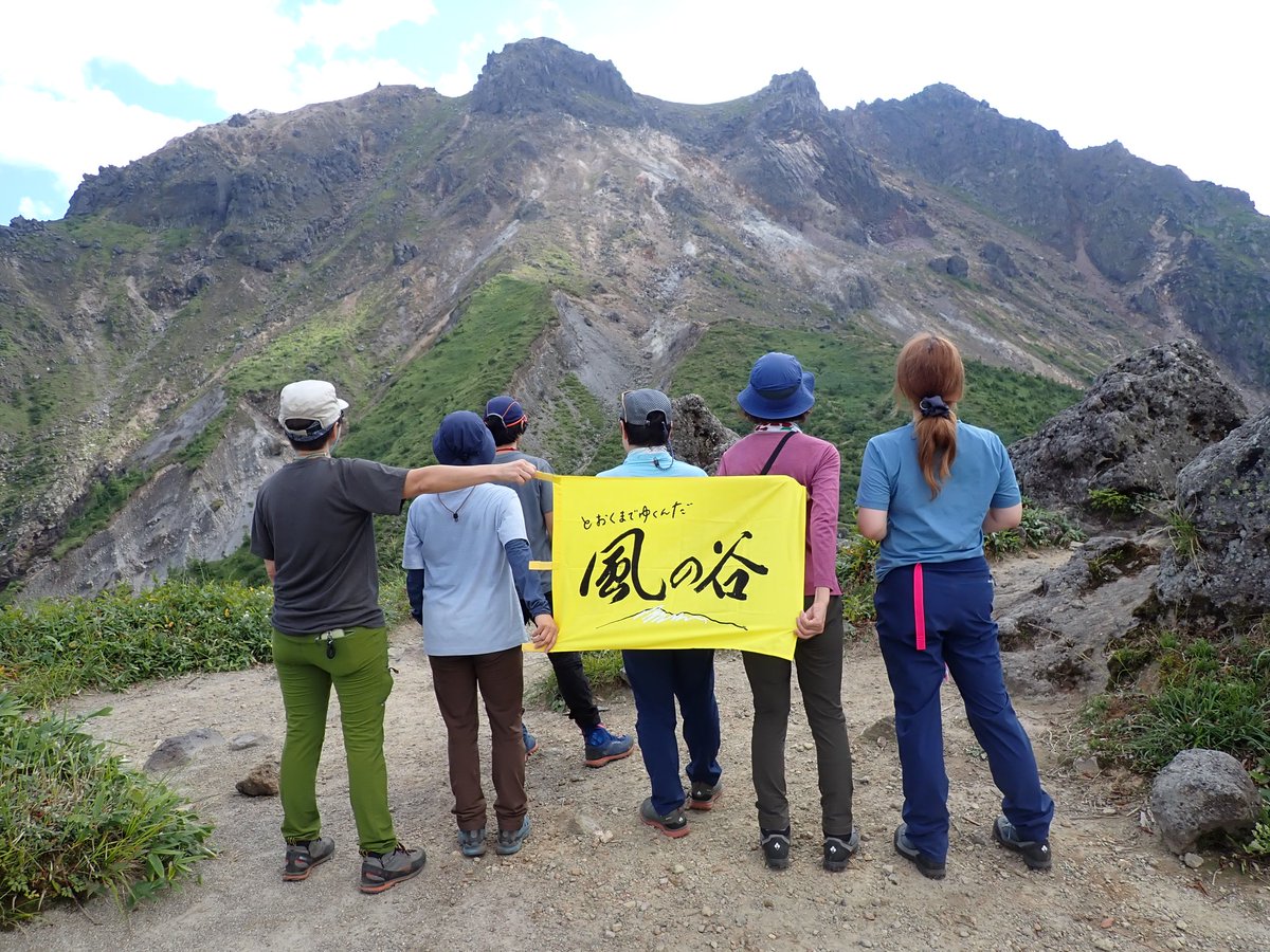 ZMzfIxQoXfpepbt's tweet photo. 焼岳に来ています。上高地帝国ホテル前から美しい原生林とキラキラ光る笹原を抜けて貸し切りの焼岳小屋に泊まります。前穂高岳と笠ケ岳が見えます。上高地が箱庭みたいです。 https://t.co/rC7QY2W3dz