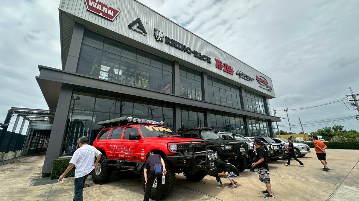 AXCRmorikinTV's tweet photo. タイ観光でVVP4×4様へお邪魔しました 四駆のパーツが所狭しと並んでおりみんな興味津々 外にはランクル80や色々な車が置いてあり全て人の背丈の倍あるような大きさのものばかりでした アフターパーツが気軽に買いに行ける環境はとても良いですね https://t.co/DISN5cZ9wN
