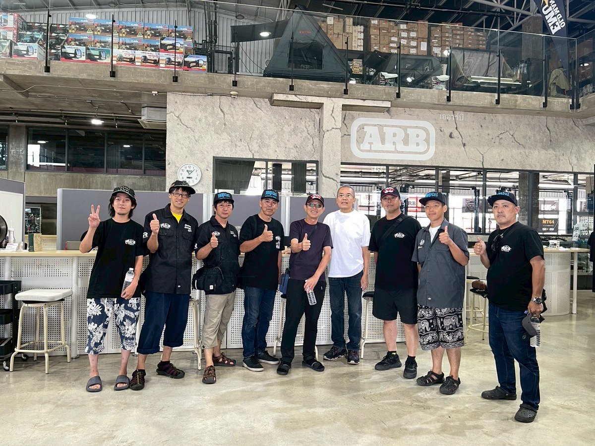AXCRmorikinTV's tweet photo. タイ観光でVVP4×4様へお邪魔しました 四駆のパーツが所狭しと並んでおりみんな興味津々 外にはランクル80や色々な車が置いてあり全て人の背丈の倍あるような大きさのものばかりでした アフターパーツが気軽に買いに行ける環境はとても良いですね https://t.co/DISN5cZ9wN