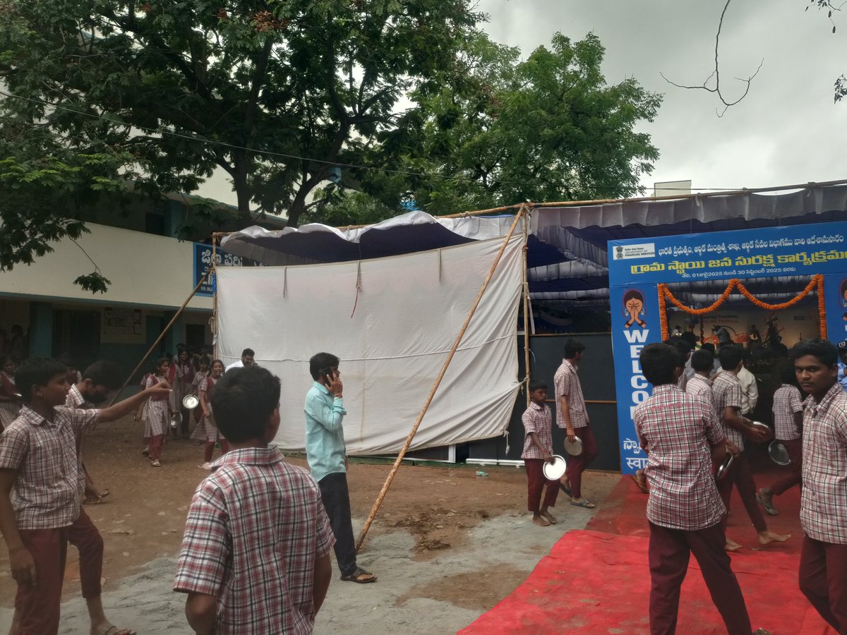 NArukali's tweet photo. అబ్దుల్లాపూర్ మెట్మండలం ఇంజాపూర్ ప్రభుత్వ పాఠశాల ప్రాంగణంలో ఓ బ్యాంకు ప్రోగ్రాం.. ఇలా చేస్తే పిల్లల తరగతులు ఎలా కొనసాగుతాయి. @CollectorRRD @TelanganaCMO @revanth_anumula https://t.co/BYbmPoFU8M