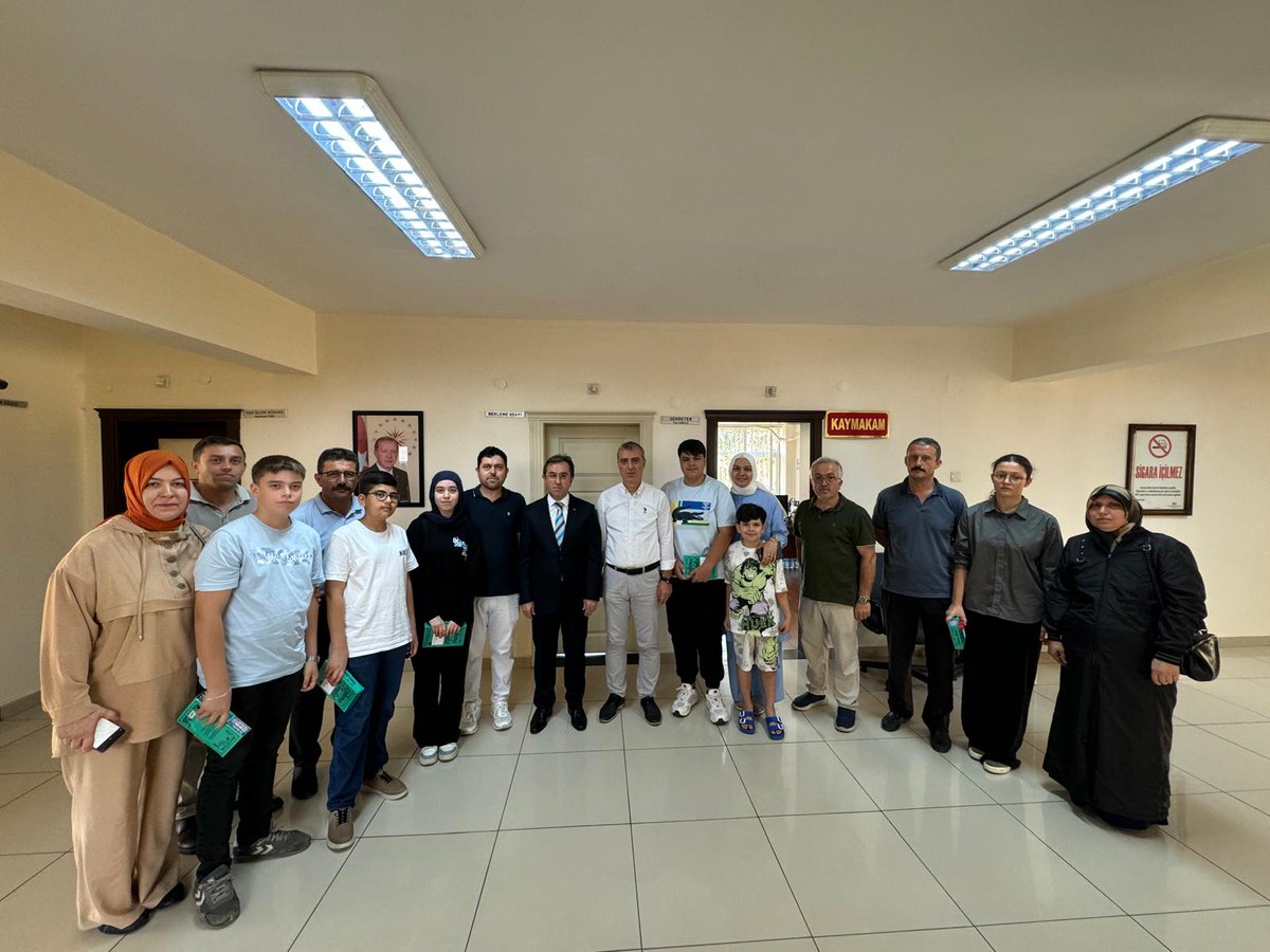 Liselere Giriş Sınavında (LGS) ilçemizde derece yapan öğrenci ve velilerimizi okul müdürleri ile birlikte makamında ağırlayan İlçe Kaymakamımız Sn. Metin Maytalman ve İlçe Milli Eğitim Müdürümüz Sn. İsmail Rahman Köse öğrencilerimize ödüllerini takdim etti.<a href="/tcmeb/">Millî Eğitim Bakanlığı</a> <a href="/ismailrhmnkose/">İRKÖSE</a>