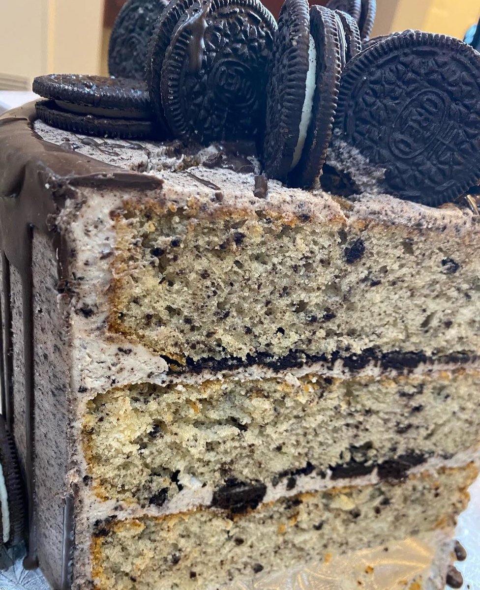 I’ve always praised the magnificence of chocolate cakes, but this one right here definitely deserves its own spotlight..it’s slowly becoming a favorite.

What makes it even more special is how well it pairs with different cake bases and how perfectly it fits any occasion, from