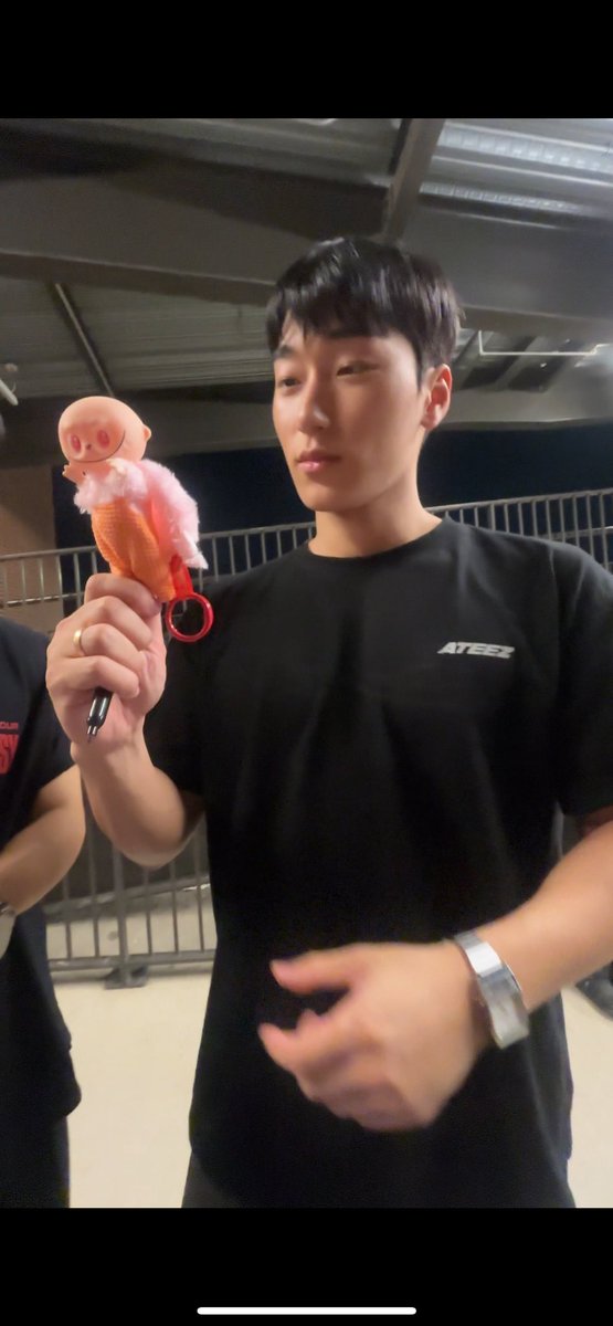 tinyarmybebe's tweet photo. i fear i traumatized him guys https://t.co/HH09MtSTI7