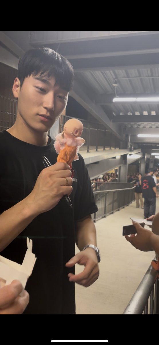 tinyarmybebe's tweet photo. i fear i traumatized him guys https://t.co/HH09MtSTI7