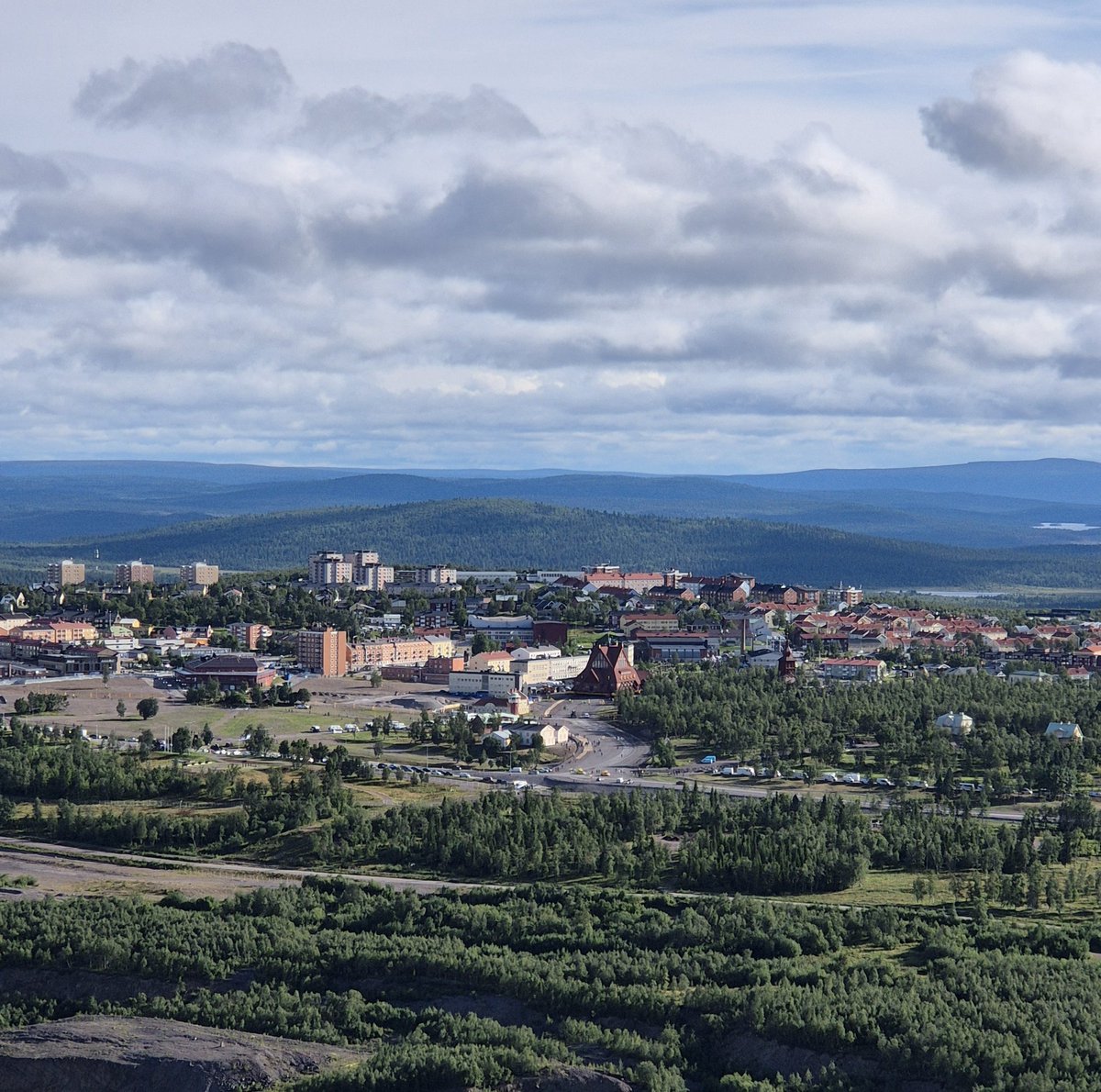 wavecurrent's tweet image. Nu är Kiruna kyrkan på väg.