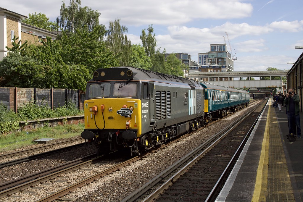 This Saturday a heritage diesel rail tour will be traveling along our Swale Rail and Medway Valley Lines

Sittingbourne 15:57 - Sheerness 16:14

Sheerness 16:29 - Strood 17:22

Strood 17:27 - Tonbridge 18:03

Thanks to @dominic_noades for the info and 📷

ukrailtours.com/product/the-ke…