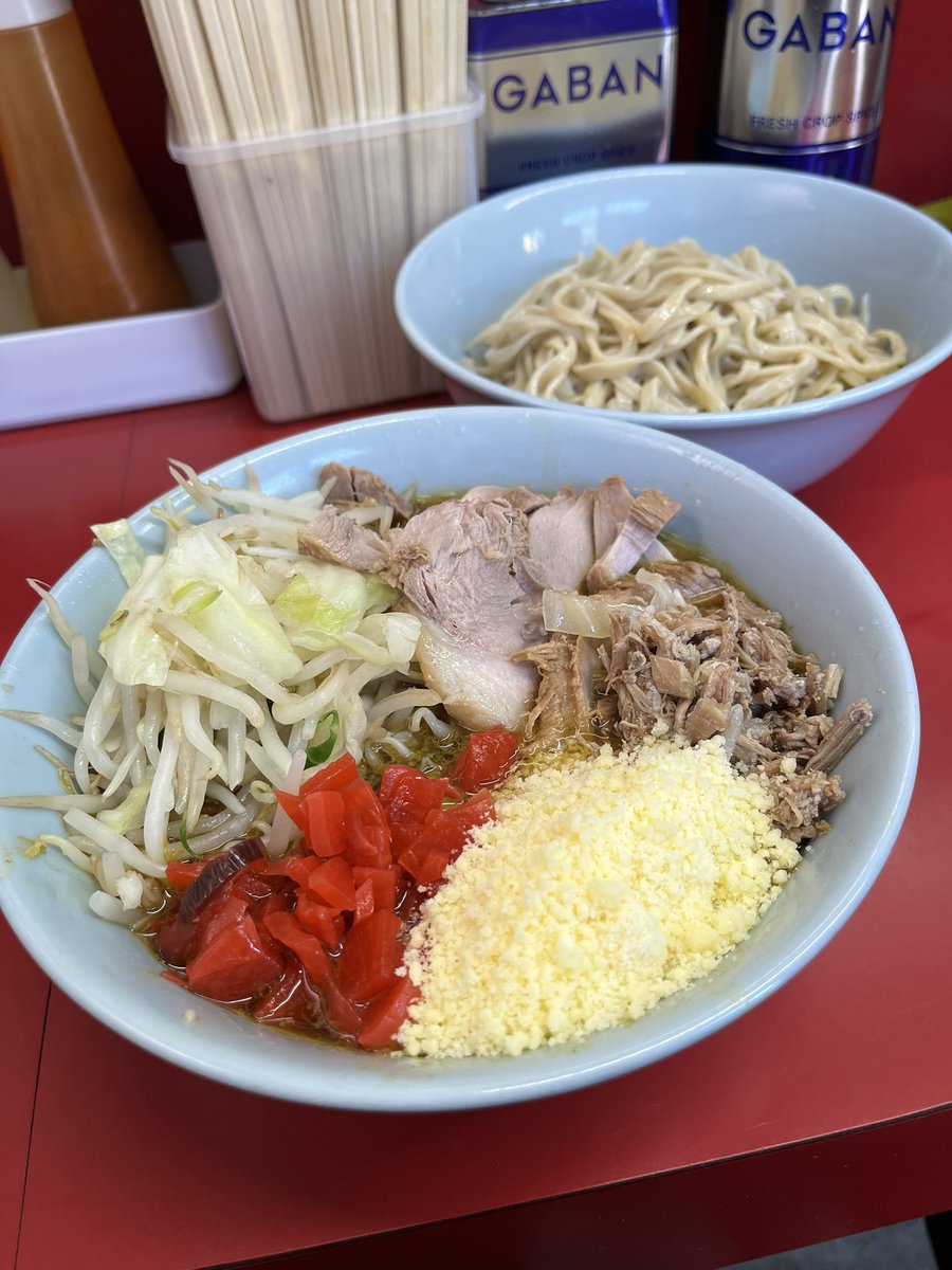 ラーメン二郎 中山駅前店
ピリ辛！カレーつけ麺+粉チーズ

やってきました
中山カレーシリーズ🍛

冷たくて辛くて
もう最高😚👍

ヨガファイア🔥

ごちそうさまでした🙏