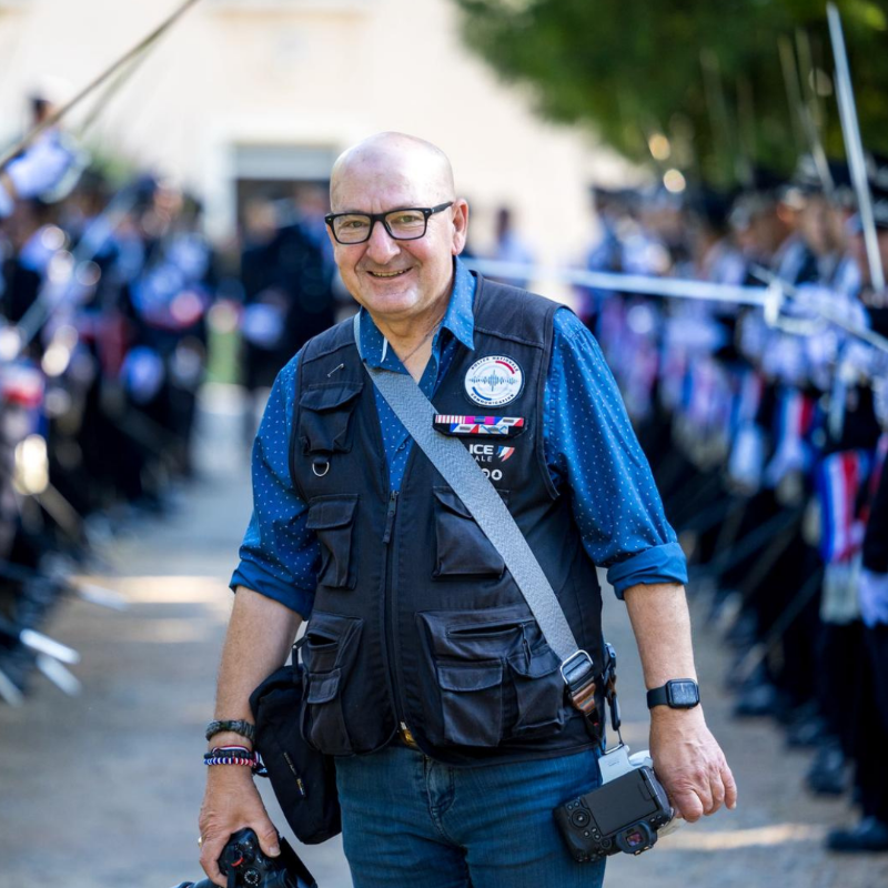 PoliceNationale's tweet photo. 📸 Lui, c’est José. Depuis fin 2023, il parcourt la France en tant que photographe pour immortaliser le quotidien des policiers. Pour lui, “Être photographe #PoliceNationale, c’est témoigner en images de la vie de ces hommes et femmes, entre engagement, solidarité et humanité.”