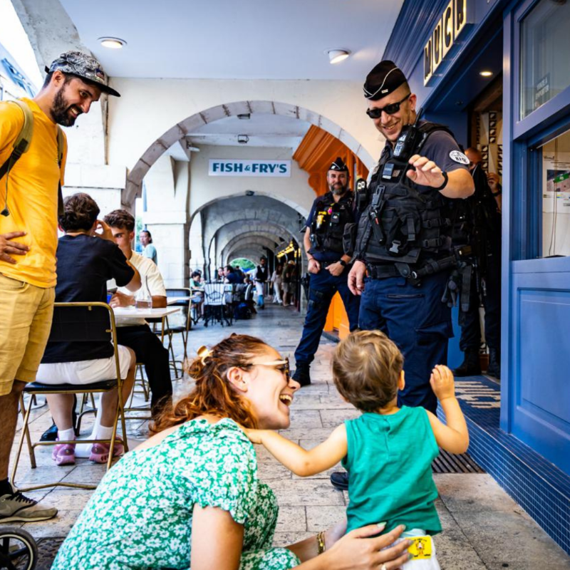 PoliceNationale's tweet photo. 📸 Lui, c’est José. Depuis fin 2023, il parcourt la France en tant que photographe pour immortaliser le quotidien des policiers. Pour lui, “Être photographe #PoliceNationale, c’est témoigner en images de la vie de ces hommes et femmes, entre engagement, solidarité et humanité.”