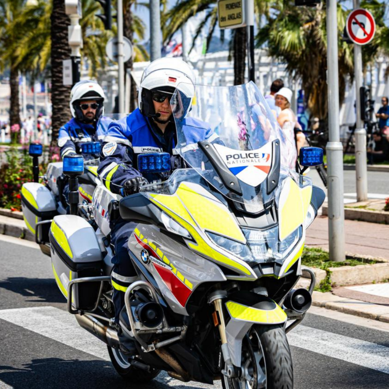PoliceNationale's tweet photo. 📸 Lui, c’est José. Depuis fin 2023, il parcourt la France en tant que photographe pour immortaliser le quotidien des policiers. Pour lui, “Être photographe #PoliceNationale, c’est témoigner en images de la vie de ces hommes et femmes, entre engagement, solidarité et humanité.”