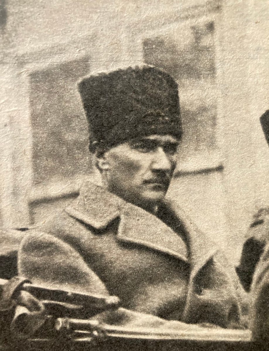 militerenstitu's tweet photo. Mustafa Kemal Paşa, Büyük Taarruz öncesi:

"Evet, bir şey düşünüyorum. Ve eğer düşündüğümü tatbik edecek zamana mâlik olursam -ki olacağımızı tahmin ediyorum- cihanın gözlerini kamaştıracak bir manzara husûle gelecektir." — 19 Ağustos 1922 https://t.co/lGIc1rCido