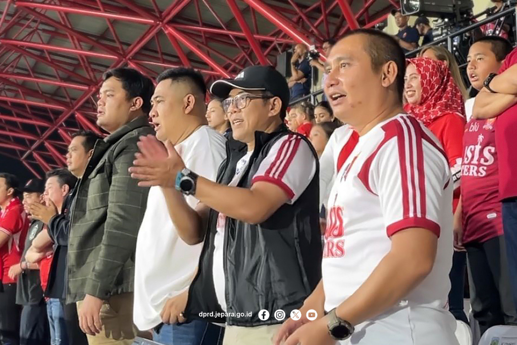 Persijap Tumbangkan Persib 2-1, Ketua DPRD Jepara: Kemenangan yang Membakar Semangat Kota Ukir.

Berita selengkapnya di dprd.jepara.go.id/persijap-tumba…

#dprdjepara
#beritadprdjepara