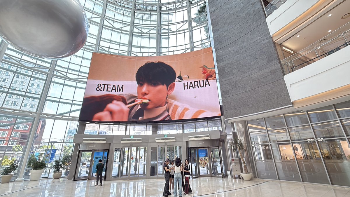 AD__CLASS's tweet image. &amp;amp;TEAM(앤팀) 하루아 님의 생일을 
축하하기 위해 팬분들께서 영등포
타임스퀘어 아트캔버스 광고를
진행해 주셨습니다. 

위치 : 영등포 타임스퀘어
기간 : 25. 06. 09 ~ 25. 06. 11
문의 : open.kakao.com/o/sPfvjbmb

#하루아_20살_축하해 
#하루아 #HARUA 
#andTEAM_HARUA #ハルア