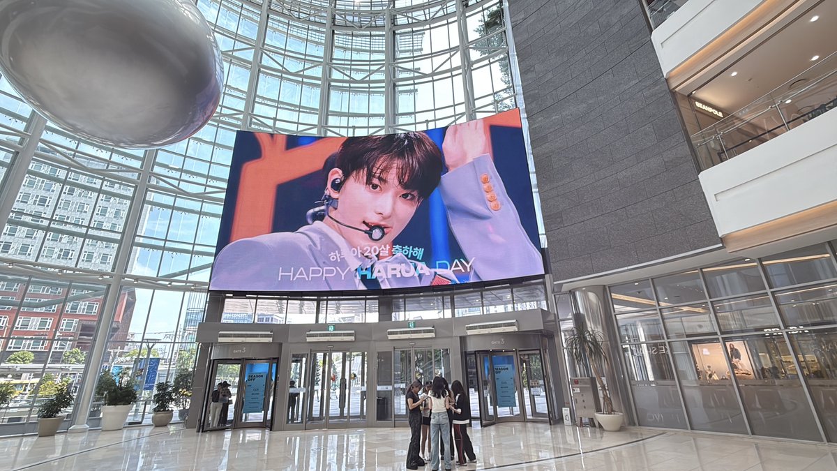 AD__CLASS's tweet image. &amp;amp;TEAM(앤팀) 하루아 님의 생일을 
축하하기 위해 팬분들께서 영등포
타임스퀘어 아트캔버스 광고를
진행해 주셨습니다. 

위치 : 영등포 타임스퀘어
기간 : 25. 06. 09 ~ 25. 06. 11
문의 : open.kakao.com/o/sPfvjbmb

#하루아_20살_축하해 
#하루아 #HARUA 
#andTEAM_HARUA #ハルア