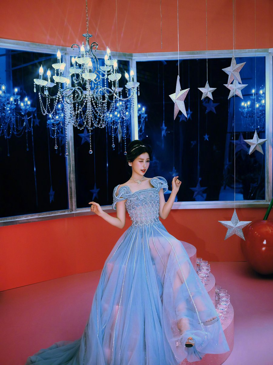 ForCdrama's tweet image. #YuShuxin in a dress from the Tony Ward 2025 Fall/Winter Couture collection, paired with Tasaki necklace, for the 2025 W China Annual Gala.