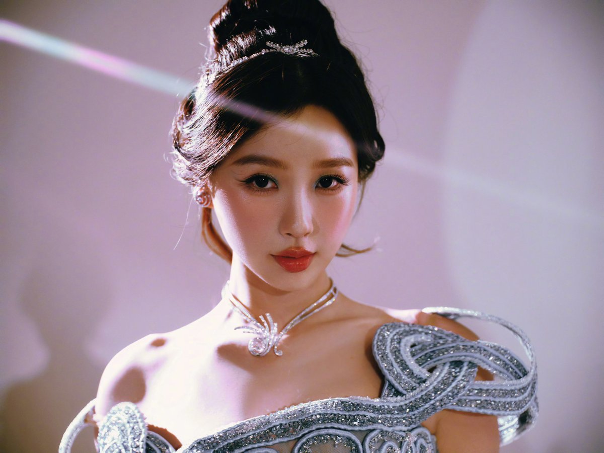 ForCdrama's tweet image. #YuShuxin in a dress from the Tony Ward 2025 Fall/Winter Couture collection, paired with Tasaki necklace, for the 2025 W China Annual Gala.