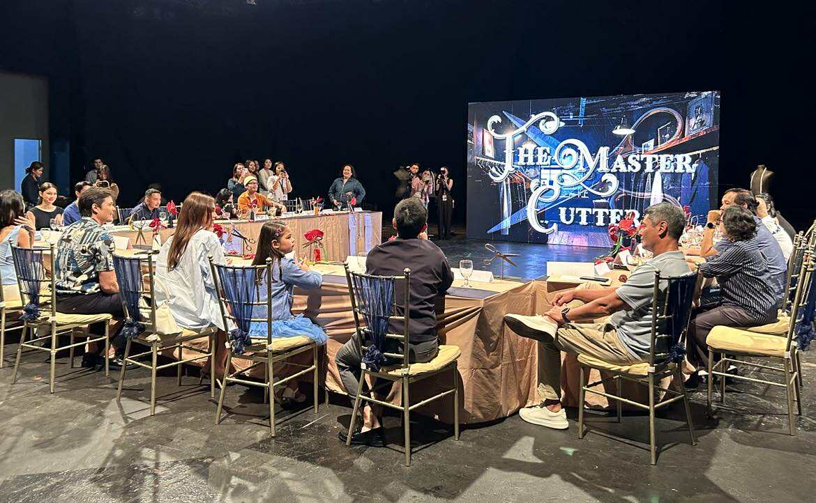 gmanews's tweet image. A CUT ABOVE THE REST ✂️🧵

The production is set to begin for the upcoming action series "The Master Cutter," starring Dingdong Dantes, Max Collins, and Shuvee Etrata.

This was announced during the story conference of "The Master Cutter," which was attended by the cast and…